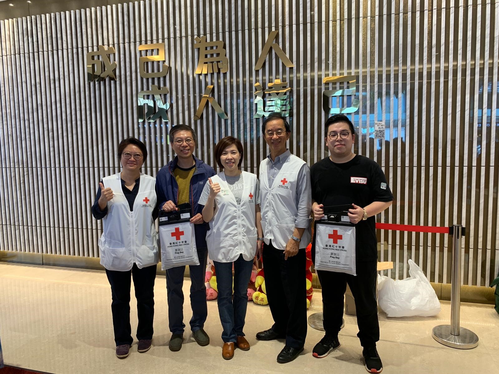 香港紅十字會國際及賑災服務管理委員會委員林超英先生（右二）、紅十字會秘書長蘇婉嫻女士（右三）、香港紅十字會副秘書長（機構管理）林傳芃女士（左一）親臨灣仔中國人壽大廈，嘉許和鼓勵中國人壽（海外）義工隊。